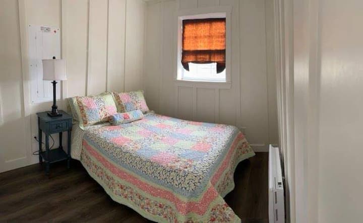 غرفة ضيوف جذابة - سرير بحجم كوين