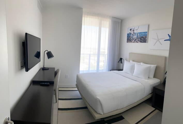 Hollywood Paradise gallery image 4