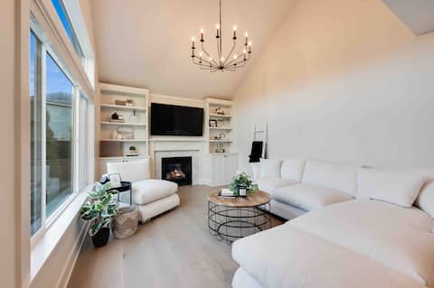 Chic Alderwood Oasis w/Hot tub