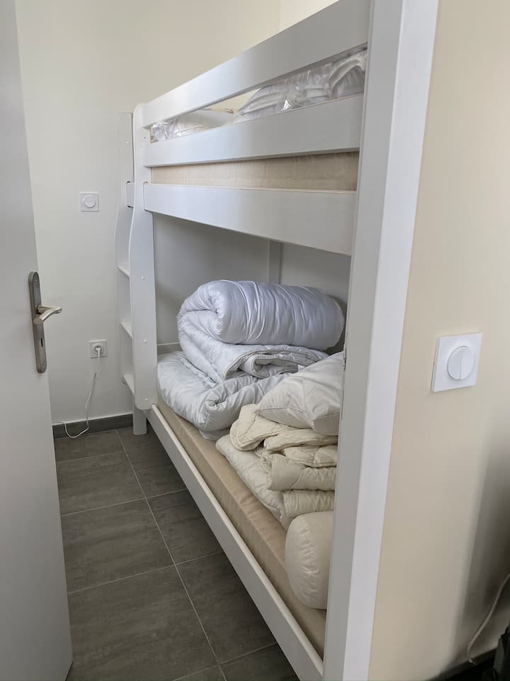 Esquina cabina cerrada con ventana exterior, 2 camas de 80x190
