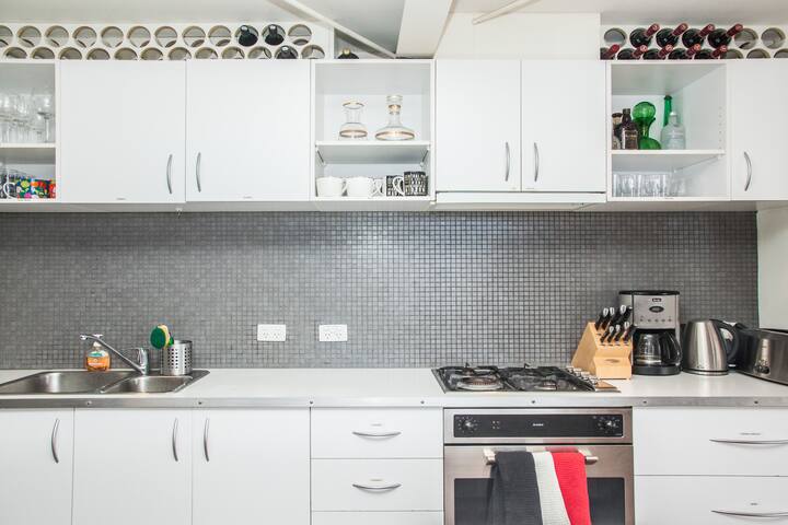 HUGE PENTHOUSE - ISOLATE IN COMFORT & WORK AT HOME