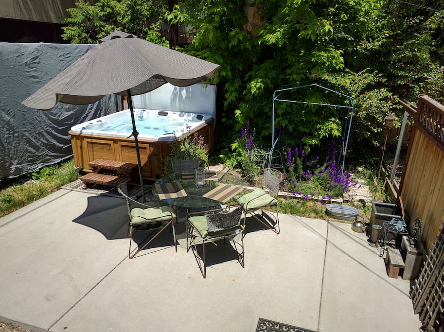 Back yard sitting area. Grill, Tub