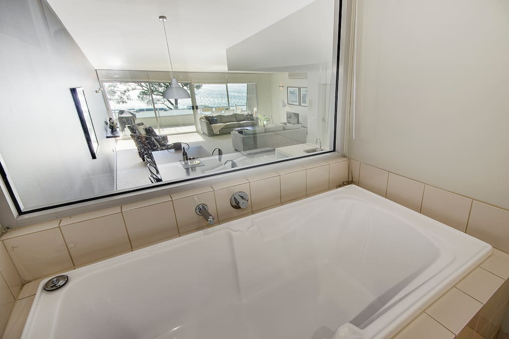 I said "wonderful" ensuite - well check out the view from your bathtub!! The ensuite has the bath, a handbasin, toilet and walk in shower. Of course the blind can be pulled to maintain your privacy - or opened to look across the lounge and south to the Ocean.