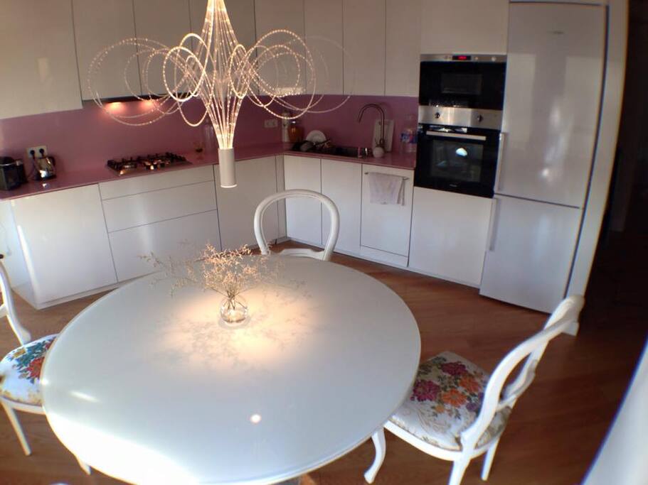 Esta es la cocina y el comedor