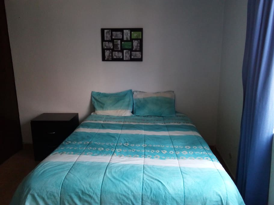 Cama tipo Queen Size, comoda y confortable.