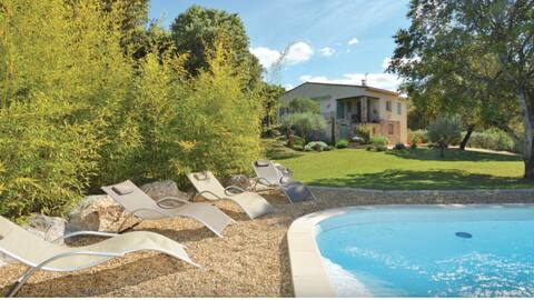 Charming Provençal villa with pool