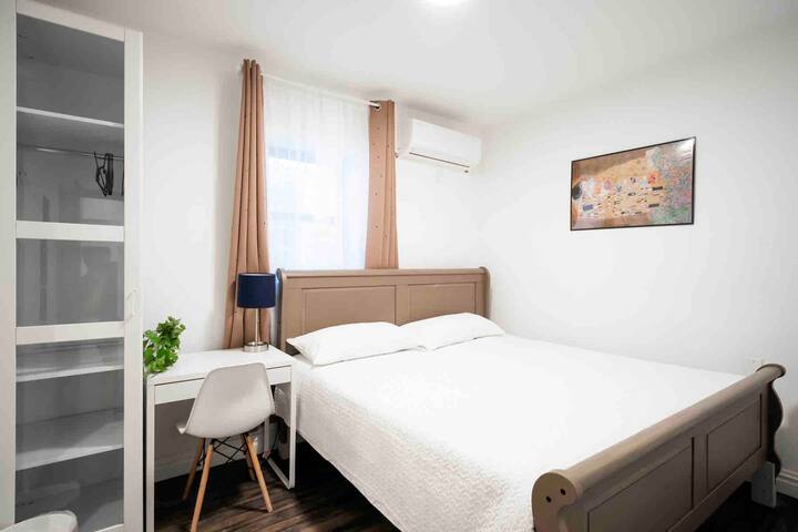 Luxury Stylish Home w/ Skylight! Rooftop Deck! gallery image 3