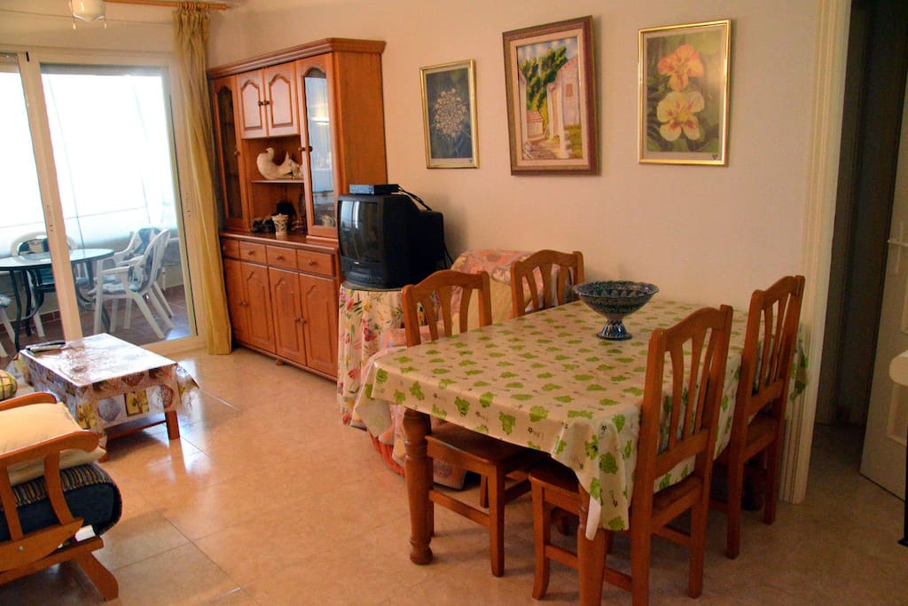 AREA FOR FAMILY CARD GAMES AND MEALS.