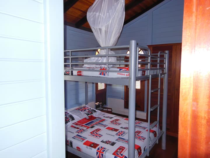 dormitorio #2 con dos literas grandes y aire acondicionado