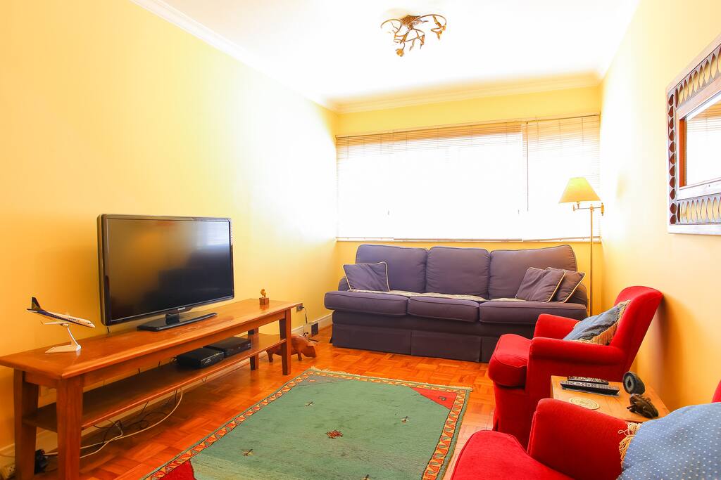 Sala ampla e bem equipada