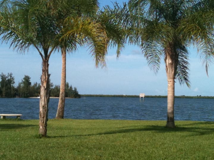 Old Palm- Waterfront Oasis 3BR/2Bth