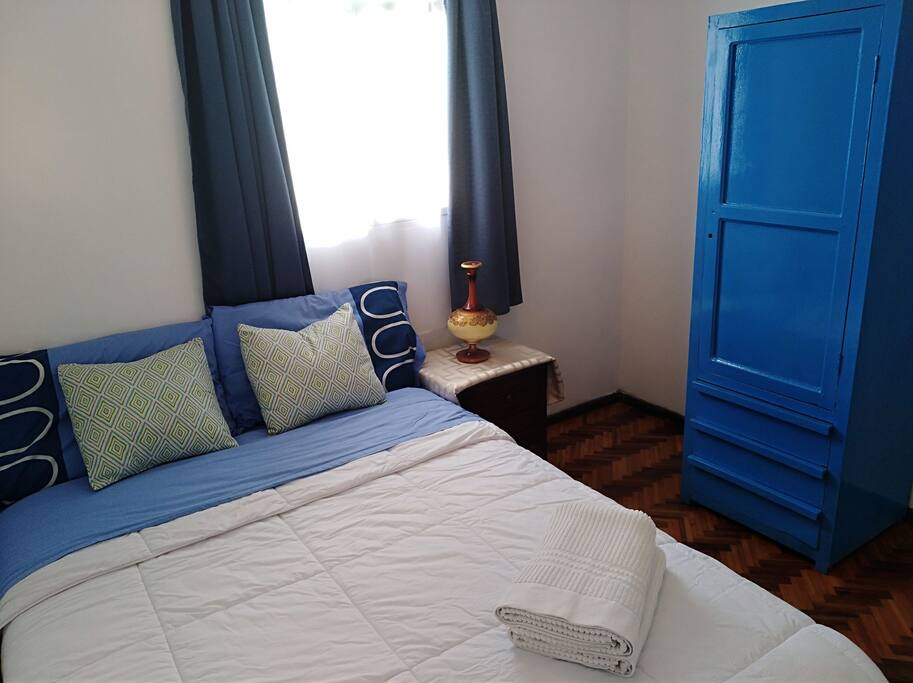 Habitación individual con.cama de dos plazas.