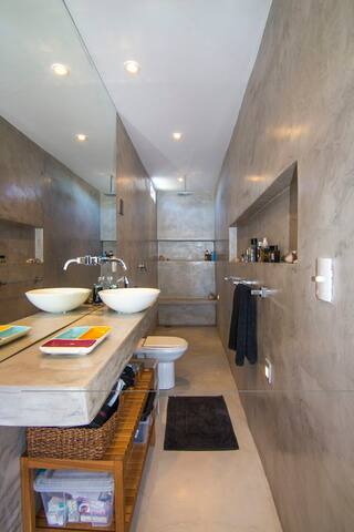 2 BEDROOM, 2 BATHROOM PENTHOUSE gallery image 3