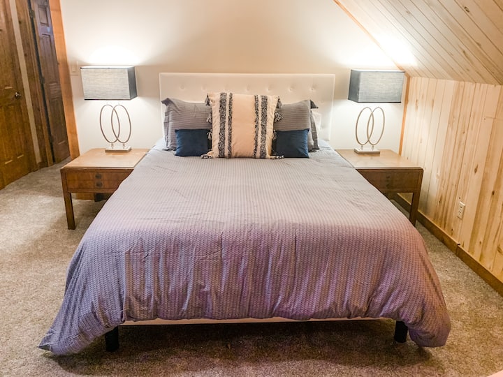 Საძინებელში 2-საძინებლიანი საწოლი