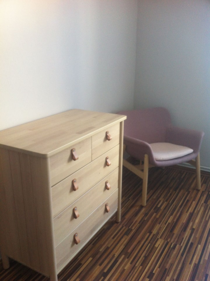 arredamento della camera da letto che dà sulla strada