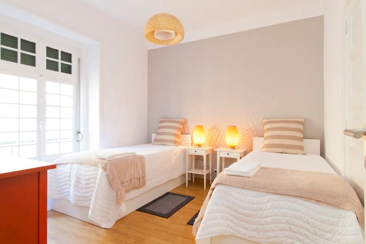 房间1 ： 2张单人床和1张单人床，其中一张床下还有1张单人床（可睡2 +1人）