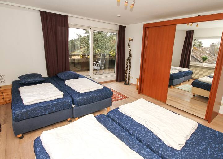 2e slaapkamer met 4 eenpersoonsbedden