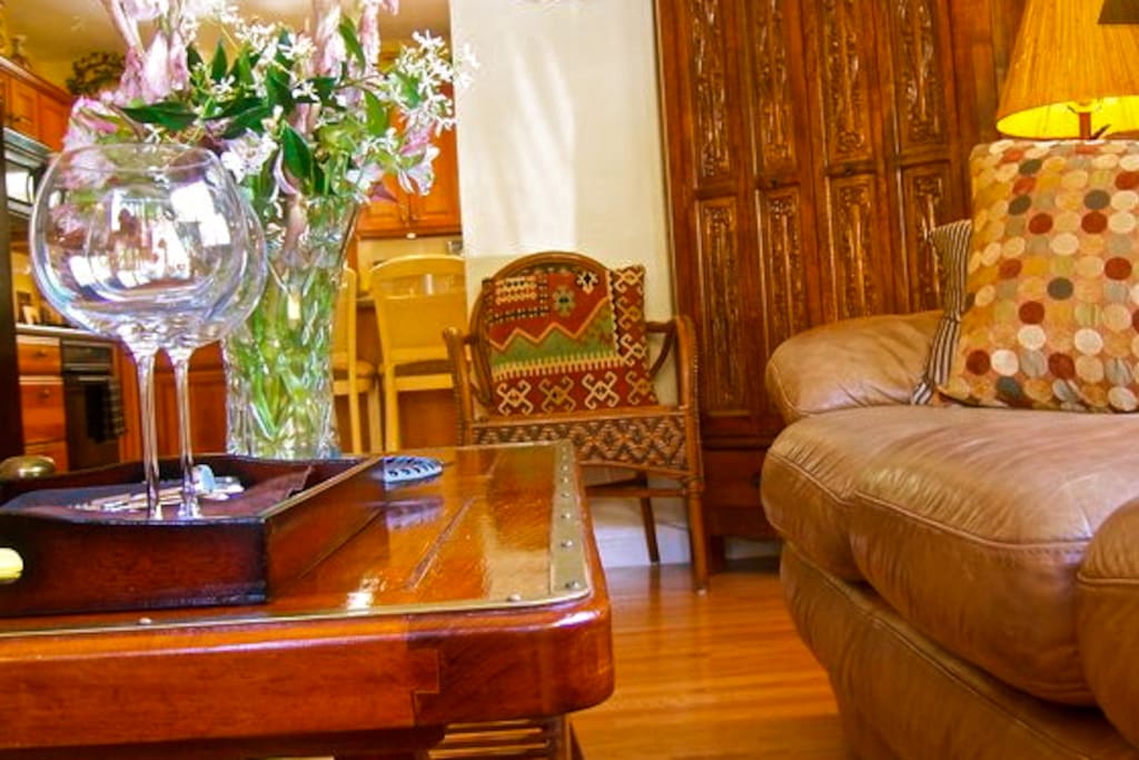 Soft leather, warm wood, and fresh flowers.