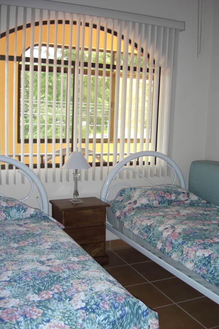 Habitación con dos camas individuales.