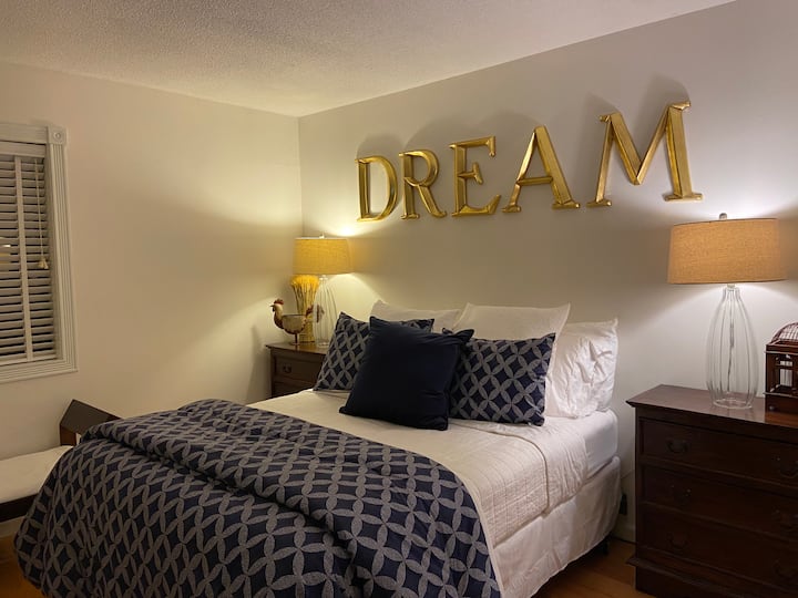 dormitorio de invitados #2 de lo contrario se conoce como la HABITACIÓN DE ENSUEÑO con cama tamaño queen