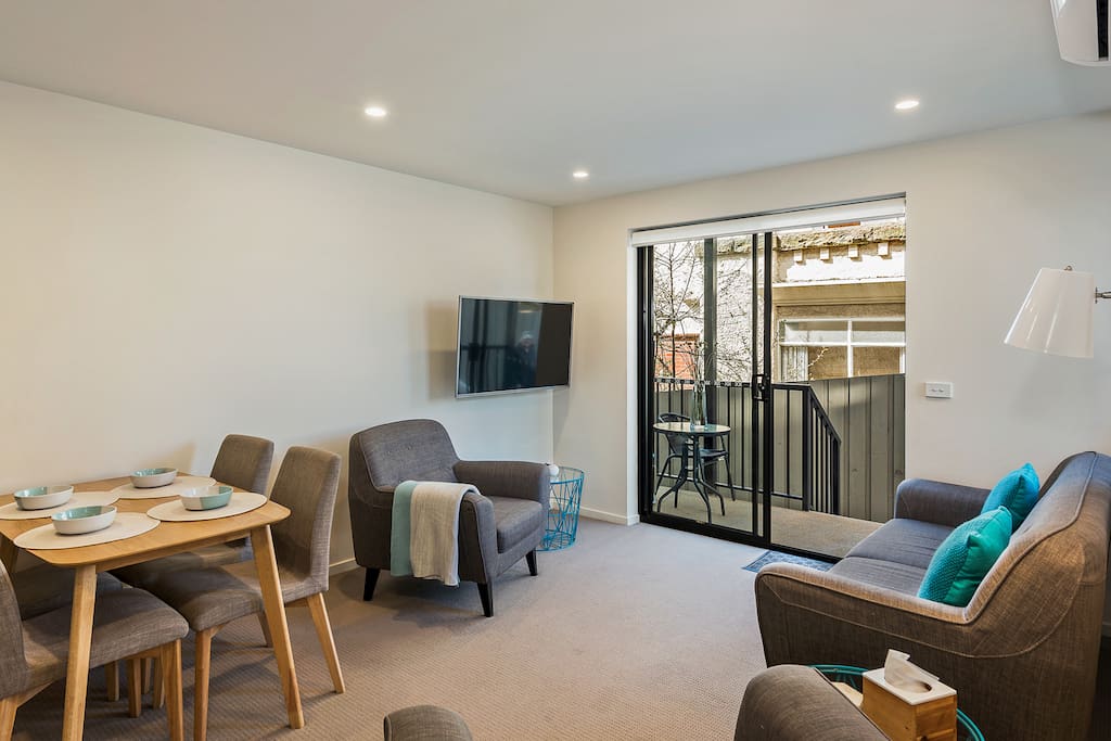 Lounge/Dining