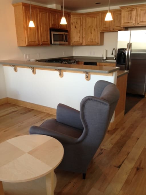 full kitchen, clean open plan studio with modern twist. relax in our funky furnishings.