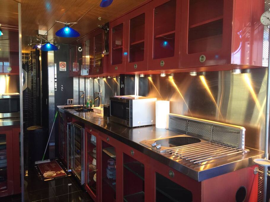 Full Kitchen w/fridge, utencils