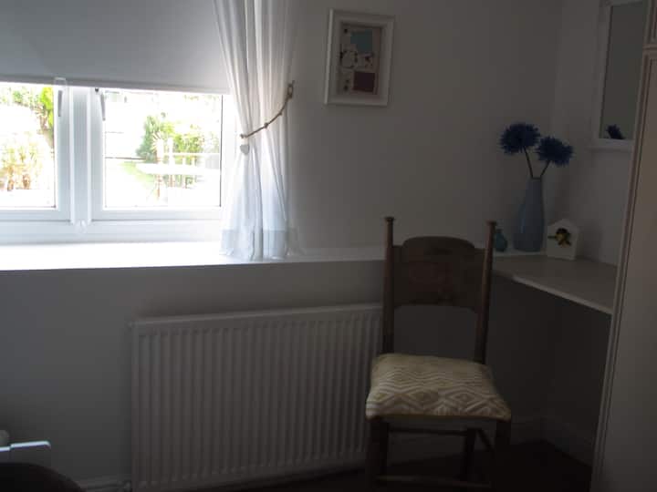 ห้องนอนห้องที่ 2 มองออกไปยังสวนหลังบ้าน