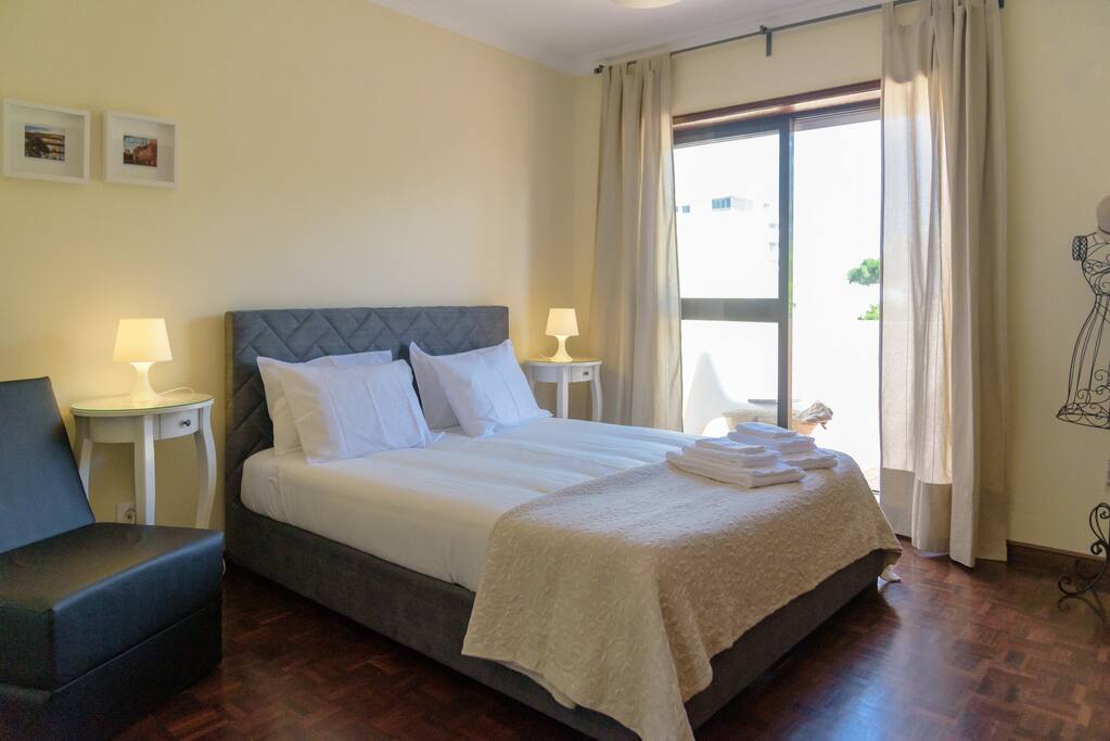 Quarto com cama de casal