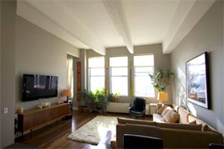 Entire Luxury 2br/2ba in Prime Williamsburg! gallery image 3
