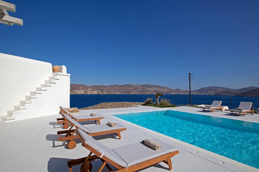 Pool area/sun- loungers