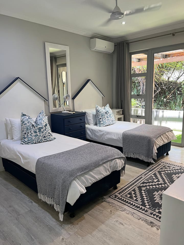 בחדר שינה 3 יש שתי מיטות יחיד. מאוורר ומזגן. 
בחדר השינה הזה יש מרפסת משותפת עם חדר שינה 4.