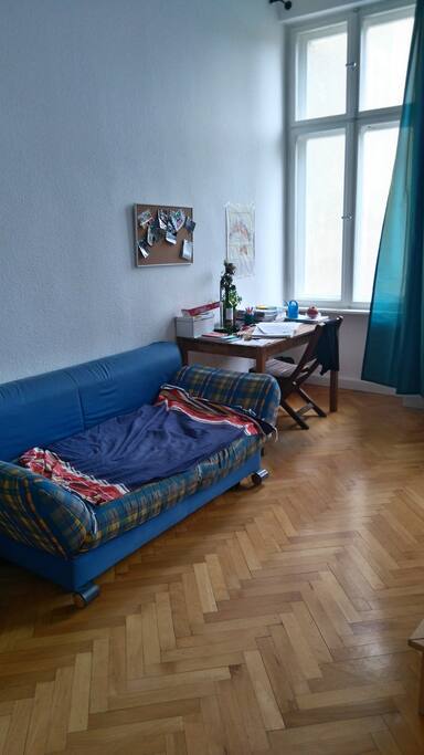 Sofa und Schreibtisch