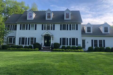 Greenwich Home w/pool (pool open April-October)