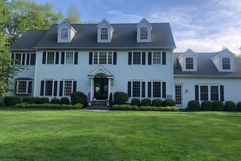 Greenwich Home w/pool (pool open April-October)