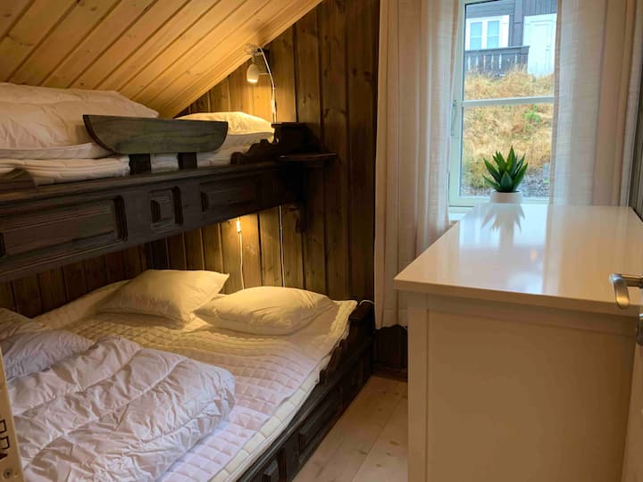 ห้องนอนพร้อมเตียงสองชั้นพร้อมพื้นที่เตียง 