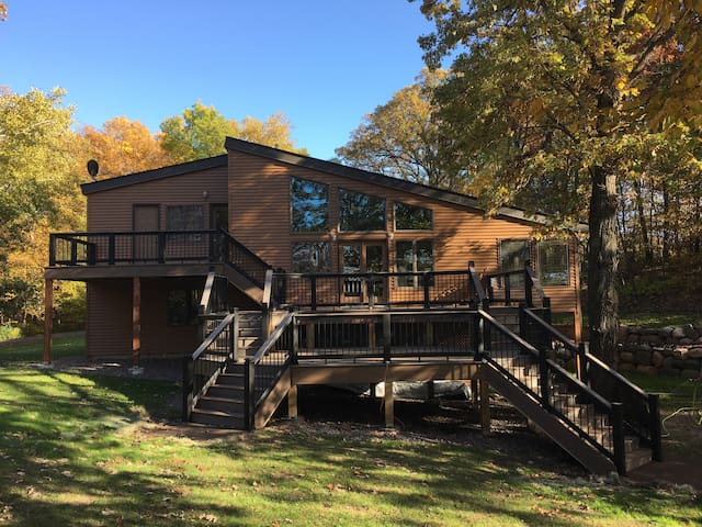 22 Oaks Spacious, secluded Lake House