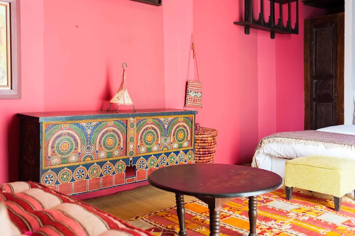 pink room in a Cosy Riad in the old Medina.