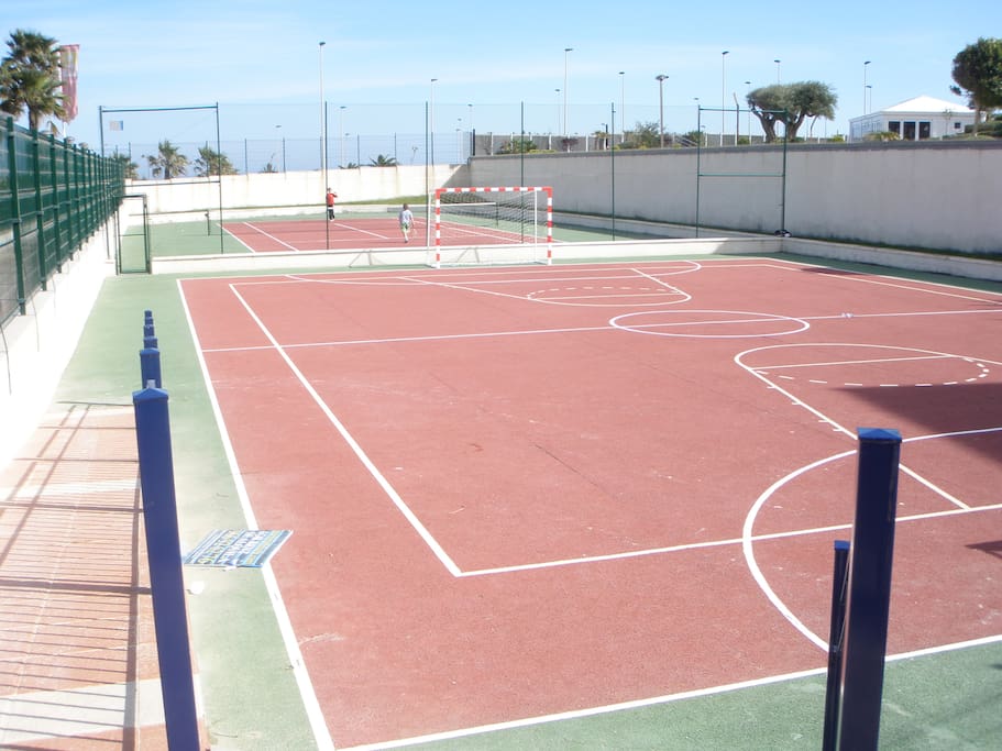 Pista de fútbol y pista de tenis