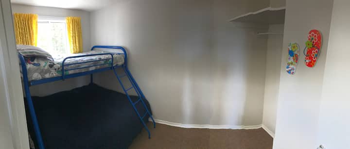 מיטת קווין סייז ומיטת קומתיים יחיד