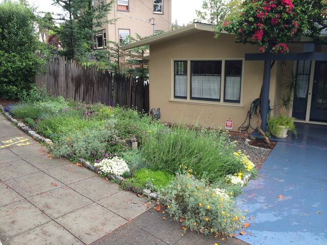 Beautiful peaceful Piedmont home. Walk everywhere! gallery image 3