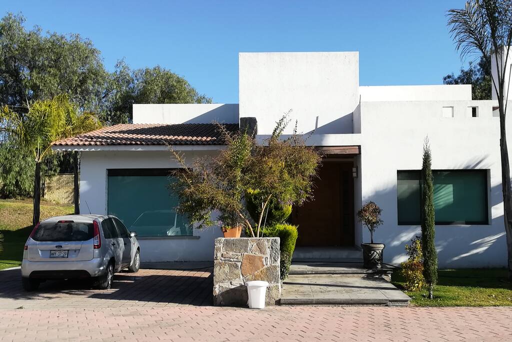 Disfruta la casa completa con todos los servicios. Tiene todo para hacer tu estancia maravillosa.