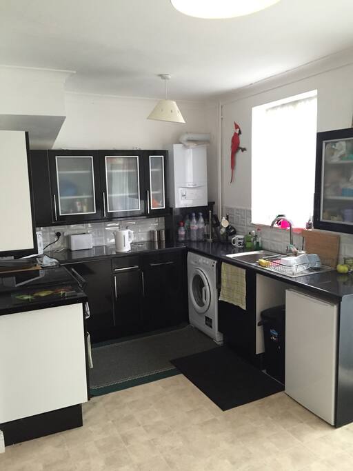 Great shared kitchen with new cooker, microwave, tea and coffee making facilities and washing machine. Own Cupboard for food and shared fridge.