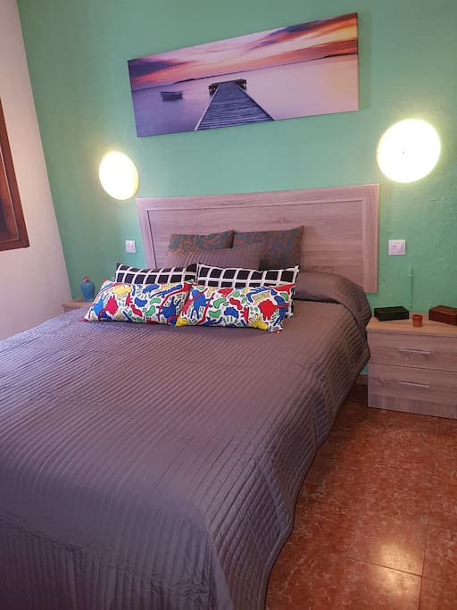 Dormitorio nuevo de matrimonio, hay calentador de agua para infusiones, wifi de fibra óptica, ventiladores en verano, en invierno no hay calefacción, pero si sábanas de franela y edredones.