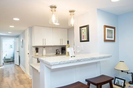 Sunny DC oasis w/ free parking!