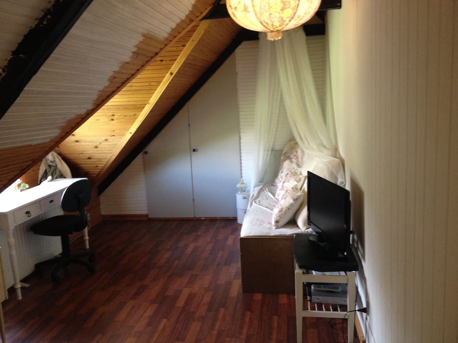Skrivebord med udsigt til haven