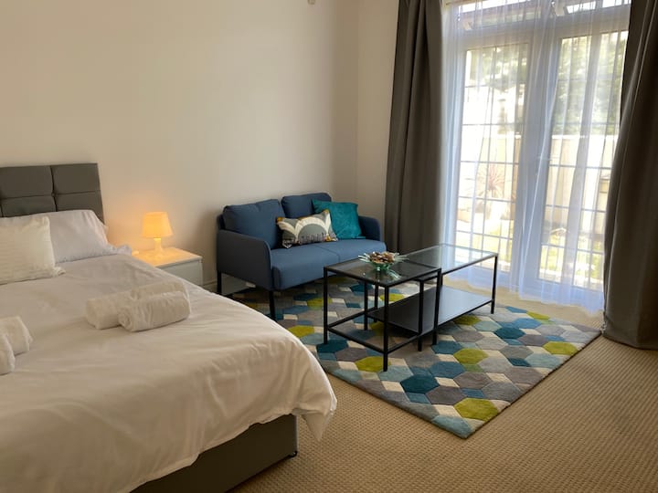 Quítate los zapatos y disfruta de la cómoda suite de invitados