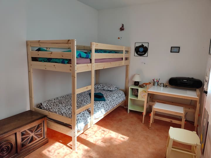 Kinderzimmer mit Etagenbett, Spielzeug, Gesellschaftsspielen, Radio-Player, CD, Bändern. Idealer Schreibtisch zur Wüste und zum Spielen.