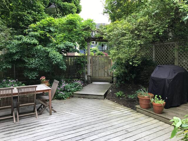 Classic Seattle 5 bedroom with all-city access gallery image 2