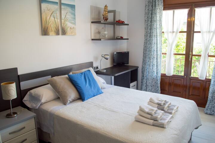 Dormitorio con salida a pequeña terraza, con mucha luz,aire acondicionado, ventilador de techo cama de matrimonio con canapé 135 x 190, armario grande, mesita y escritorio con silla.